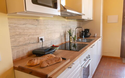 Marina's Lodge: Countertop, Keuken, Meubilair, Hout, Flooring, Toestel Van De Keuken, Cabinetry, Voedsel, Gootsteen, Interieur Ontwerp