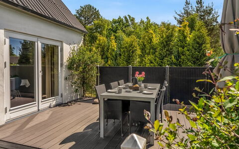 Paule - 1.3Km from the Sea: Hout, Struik, Tuin, Huis, Buitenmeubels, Dek, Schaduw, Hardwood, Backyard, Landscaping