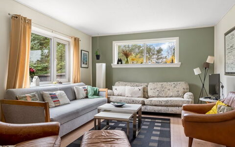 Paule - 1.3Km from the Sea: Meubilair, Interieur Ontwerp, Bankstel, Flooring, Verdieping, Muur, Woonkamer, Hout, Kamer, Plafond