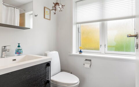 Paule - 1.3Km from the Sea: Badkamer, Loodgieterswerkinrichting, Interieur Ontwerp, Flooring, Verdieping, Kraan, Wastafel, Loodgieter, Toilet, Bad
