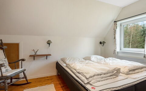 Paule - 1.3Km from the Sea: Slaapkamer, Hout, Verdieping, Bed, Flooring, Meubilair, Interieur Ontwerp, Bedding, Laken, Bed Frame