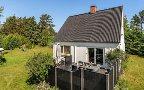 Paule - 1.3Km from the Sea: Dak, Huis, Struik, Verblijf, Land Lot, Huis, Tuin, Gazon, Backyard, Siding