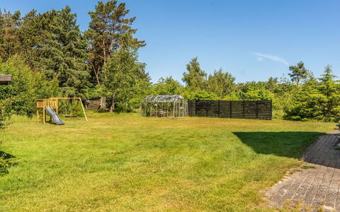 Paule - 1.3Km from the Sea: Gras, Struik, Land Lot, Grasland, Plain, Tuin, Gazon, Weide, Schaduw, Pasture