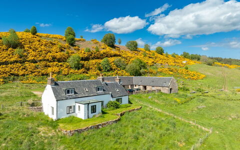 Bunloit Farmhouse: Gras, Vegetation, Grasland, Hoogland, Heuvel, Landschap, Landelijk Gebied, Verblijf, Plantengemeenschap, Land Lot