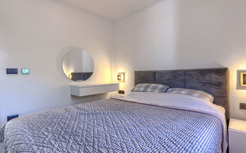 Damir: Bed, Meubilair, Bedding, Interieur Ontwerp, Slaapkamer, Laken, Muur, Linens, Verdieping, Flooring