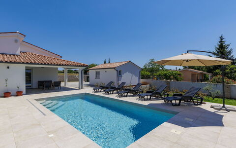 Villa Paolinna: Zwembad, Samengesteld Materiaal, Landgoed, Villa, Waterpartij, Tegel, Buitenmeubels, Hacienda, Toevlucht, Eco Hotel