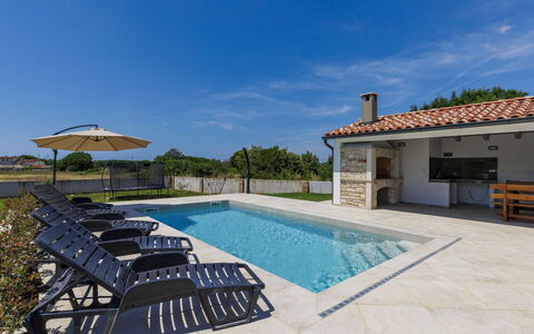 Villa Paolinna: Zwembad, Samengesteld Materiaal, Landgoed, Buitenmeubels, Flagstone, Beton, Schaduw, Tegel, Villa, Ontwerp