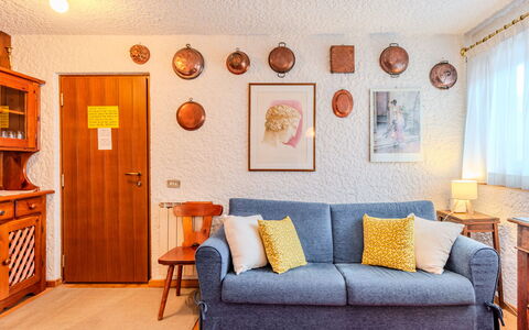 Le Campanule: Meubilair, Interieur Ontwerp, Muur, Bankstel, Kamer, Hout, Flooring, Verdieping, Fotolijst, Woonkamer