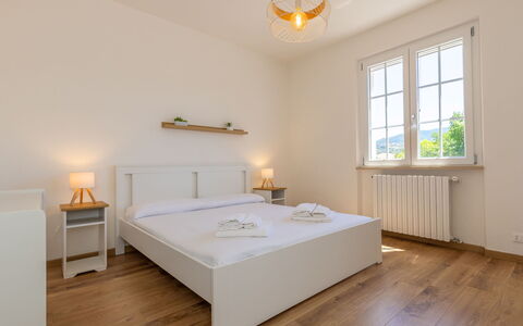 Enda: Bed, Interieur Ontwerp, Slaapkamer, Flooring, Verdieping, Plafond, Hout, Bedding, Laken, Meubilair