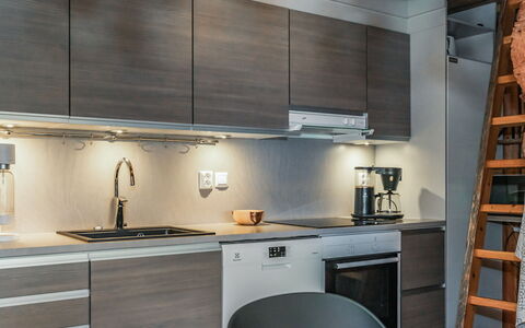 Tunturin Villa Pipo: Keuken, Toestel Van De Keuken, Countertop, Flooring, Interieur Ontwerp, Hout, Major Appliance, Meubilair, Cabinetry, Huishoudapparatuur