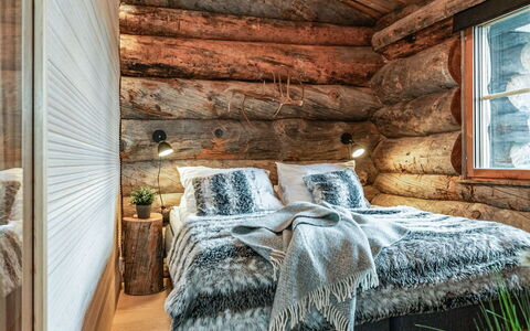 Tunturin Villa Pipo: Hout, Slaapkamer, Interieur Ontwerp, Linens, Bedding, Bed, Flooring, Laken, Verdieping, Bed Frame