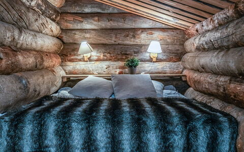 Tunturin Villa Pipo: Hout, Slaapkamer, Laken, Bedding, Linens, Bed, Interieur Ontwerp, Kamer, Bed Frame, Hoofdkussen