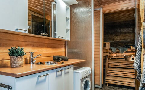 Tunturin Villa Pipo: Hout, Flooring, Interieur Ontwerp, Verdieping, Major Appliance, Loodgieterswerkinrichting, Countertop, Plafond, Keuken, Kamer