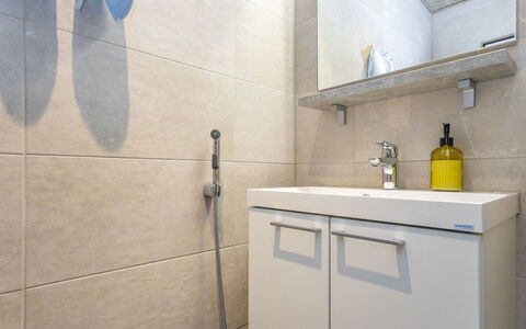 Ruka Chalets 3202: Flooring, Badkamer, Loodgieterswerkinrichting, Muur, Verdieping, Interieur Ontwerp, Badkamerkast, Wastafel In De Badkamer, Kraan, Loodgieter