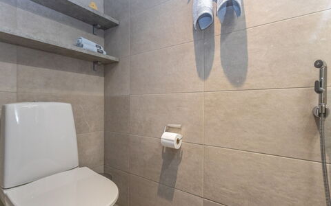 Ruka Chalets 3202: Wc Bril, Badkamer, Toilet, Loodgieterswerkinrichting, Flooring, Muur, Verdieping, Interieur Ontwerp, Loodgieter, Tegel