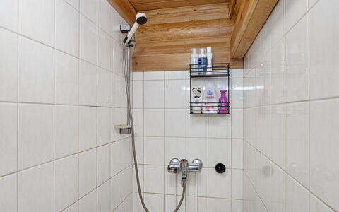 Ahvenmäki B: Badkamer, Muur, Loodgieterswerkinrichting, Flooring, Verdieping, Douchekop, Douche, Interieur Ontwerp, Loodgieter, Kraan