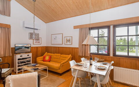 Maijantupa: Interieur Ontwerp, Meubilair, Hout, Flooring, Plafond, Verdieping, Kamer, Bankstel, Woonkamer, Huis