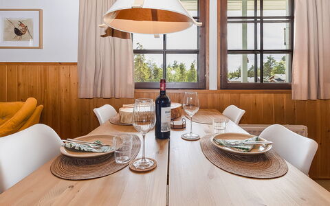 Maijantupa: Meubilair, Interieur Ontwerp, Hout, Flooring, Lichte Inrichting, Tafel, Plafond, Keuken En Eettafel, Verdieping, Eetkamer