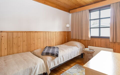 Maijantupa: Hout, Flooring, Verdieping, Slaapkamer, Bed, Interieur Ontwerp, Plafond, Hardwood, Laken, Beits