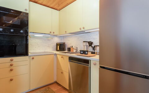 Maijantupa: Toestel Van De Keuken, Keuken, Countertop, Cabinetry, Major Appliance, Meubilair, Flooring, Huishoudapparatuur, Fornuis, Interieur Ontwerp