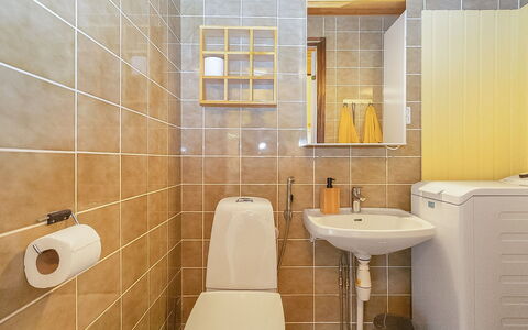 Maijantupa: Wc Bril, Badkamer, Toilet, Loodgieterswerkinrichting, Flooring, Wastafel In De Badkamer, Muur, Interieur Ontwerp, Verdieping, Wastafel