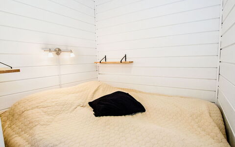 Saunaharju 6: Bed, Meubilair, Slaapkamer, Interieur Ontwerp, Bedding, Laken, Flooring, Hout, Verdieping, Kamer