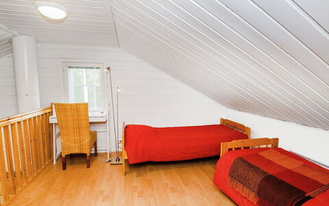 Saunaharju 6: Bed, Meubilair, Slaapkamer, Interieur Ontwerp, Bedding, Laken, Flooring, Hout, Verdieping, Kamer