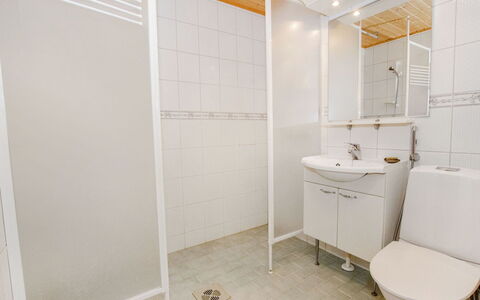 Saunaharju 6: Bed, Meubilair, Slaapkamer, Interieur Ontwerp, Bedding, Laken, Flooring, Hout, Verdieping, Kamer