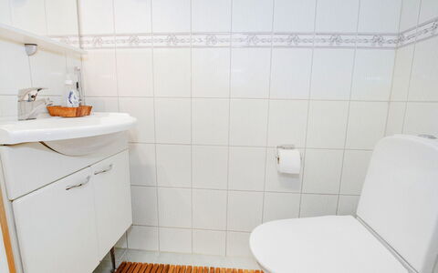 Saunaharju 6: Bed, Meubilair, Slaapkamer, Interieur Ontwerp, Bedding, Laken, Flooring, Hout, Verdieping, Kamer