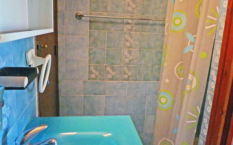 Marinada: Badkamer, Kamer, Eigendom, Tegel, Turkoois, Muur, Verdieping, Loodgieterswerkinrichting, Interieur Ontwerp, Huis