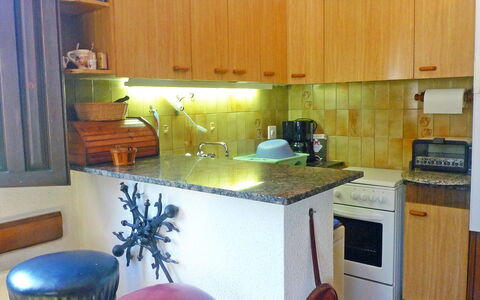 Marinada: Countertop, Meubilair, Cabinetry, Kamer, Keuken, Eigendom, Fornuis, Interieur Ontwerp, Gebouw, Verdieping