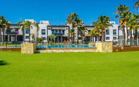 Oasis Beach 1: Dak, Struik, Huis, Huis, Verblijf, Land Lot, Groundcover, Tuin, Landgoed