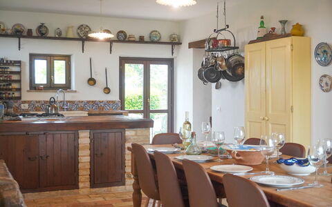 Villa la Dolcevita: Meubilair, Interieur Ontwerp, Keuken, Hout, Flooring, Tafel, Keuken En Eettafel, Stoel, Lichte Inrichting, Kamer