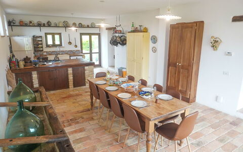 Villa la Dolcevita: Meubilair, Interieur Ontwerp, Flooring, Tafel, Hout, Keuken En Eettafel, Stoel, Verdieping, Eetkamer, Plafond