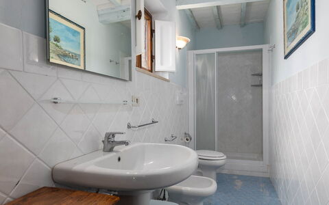 Mulino di Carpineto with Pool Gaiole in Chianti: Muur, Flooring, Verdieping, Loodgieterswerkinrichting, Interieur Ontwerp, Badkamer, Wastafel In De Badkamer, Wastafel, Kamer, Kraan
