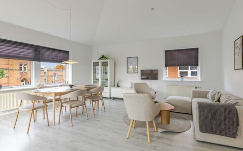 Fader - 31Km from the Sea: Hout, Tuin, Backyard, Land Lot, Huis, Dak, Schaduw, Dek, Hardwood, Werf