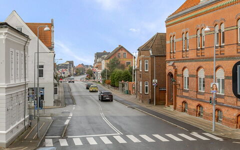 Fader - 31Km from the Sea: Hout, Tuin, Backyard, Land Lot, Huis, Dak, Schaduw, Dek, Hardwood, Werf