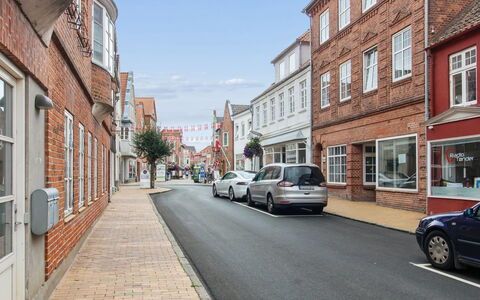 Fader - 31Km from the Sea: Hout, Tuin, Backyard, Land Lot, Huis, Dak, Schaduw, Dek, Hardwood, Werf
