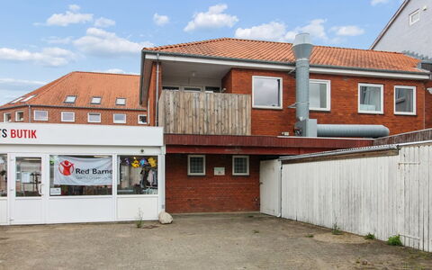 Fader - 31Km from the Sea: Hout, Tuin, Backyard, Land Lot, Huis, Dak, Schaduw, Dek, Hardwood, Werf