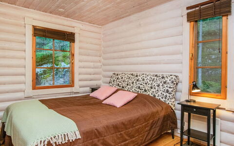 Villa Saimaa: Hout, Interieur Ontwerp, Slaapkamer, Flooring, Meubilair, Verdieping, Bed, Linens, Laken, Bed Frame