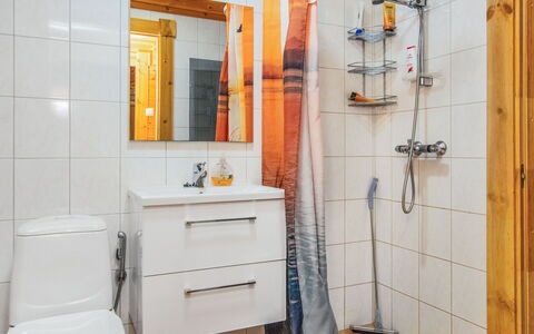 Villa Saimaa: Flooring, Loodgieterswerkinrichting, Verdieping, Interieur Ontwerp, Badkamer, Loodgieter, Wastafel, Kamer, Badkamerkast, Wastafel In De Badkamer