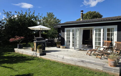 Yvette - 350M from the Sea: Dak, Huis, Huis, Verblijf, Deur, Siding, Dek, Veranda, Plank, Hardwood