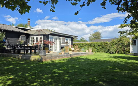 Yvette - 350M from the Sea: Dak, Huis, Huis, Verblijf, Deur, Siding, Dek, Veranda, Plank, Hardwood
