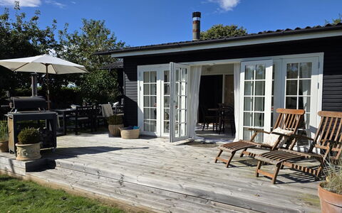 Yvette - 350M from the Sea: Dak, Huis, Huis, Verblijf, Deur, Siding, Dek, Veranda, Plank, Hardwood