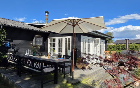 Yvette - 350M from the Sea: Dak, Huis, Huis, Verblijf, Deur, Siding, Dek, Veranda, Plank, Hardwood