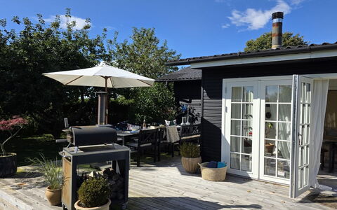 Yvette - 350M from the Sea: Dak, Huis, Huis, Verblijf, Deur, Siding, Dek, Veranda, Plank, Hardwood