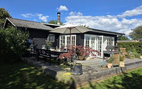 Yvette - 350M from the Sea: Dak, Huis, Huis, Verblijf, Deur, Siding, Dek, Veranda, Plank, Hardwood