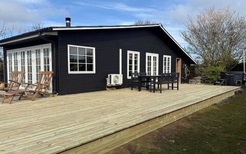Yvette - 350M from the Sea: Dak, Huis, Huis, Verblijf, Deur, Siding, Dek, Veranda, Plank, Hardwood