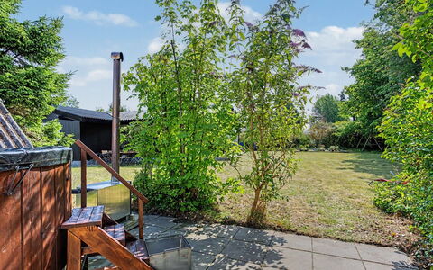 Anelle - 100M from the Sea: Struik, Tuin, Schaduw, Backyard, Werf, Landscaping, Hek, Home Schermen