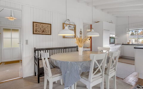 Anelle - 100M from the Sea: Meubilair, Interieur Ontwerp, Flooring, Plafond, Verdieping, Hout, Lichte Inrichting, Stoel, Keuken En Eettafel, Eetkamer